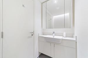 5 min to Metro - New 1 Bed in Business Bay