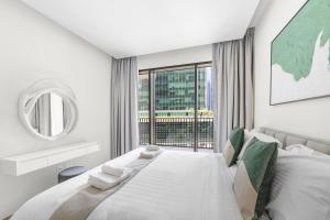 5 min to Metro - New 1 Bed in Business Bay