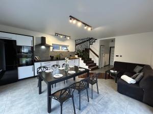 BLACK & WHITE HOUSES