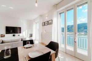 Appartamento con 2 Camere da Letto e Vista Lago