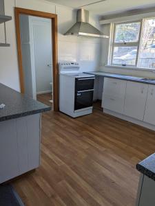 Bayley 1 - Walk to city from 2 bedroom apartment with city and mountain views