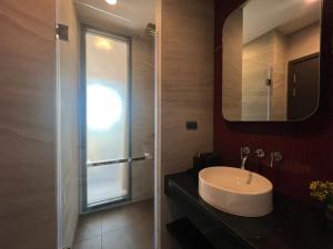 Downtown Chic Condo Rooftop Pool #ES20812