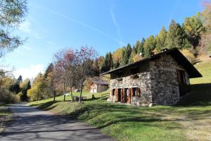 Baita a Pieve Tesino Near Mountain And Lake