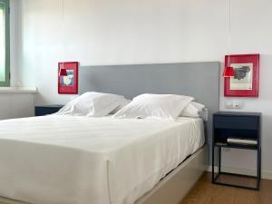 Stylish well-connected beachfront flat