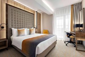 Queen Room - Mobility Access/Non-Smoking room in Ramada by Wyndham Ramnicu Valcea