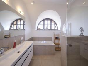 Reetland am Meer Premium Reetdachvilla mit 3 Schlafzimmern, Sauna und Kamin H13