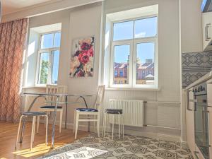 City heart, bright, loft view, free parking