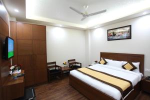 Hotel HC Grand near Indraprastha Apollo Hospital