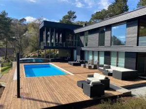 Nydelig villa ved sjøen med oppvarmet basseng - Arefjord