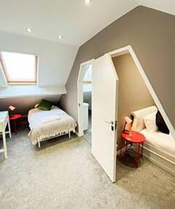 5 bedroom 3 bathroom house - Lyne Chertsey