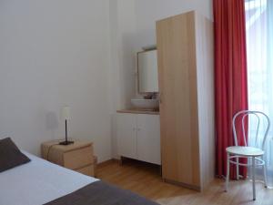 Single Room with Shared Bathroom room in Hôtel du Marché