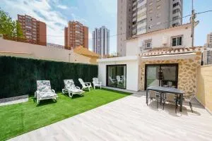 Casa LOMA con terreno privado y parking compartido - a 800m de Playa Poniente - Benidorm