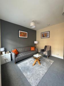 Large 4 Bed Town House - Contactor Gem