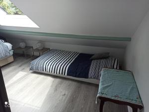 Petit Studio Mansardé - 2 lits simples petit intérieur mais grand espace extérieur