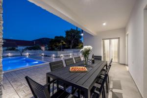 Villa Sea View - heated pool & 2 mins to the beach