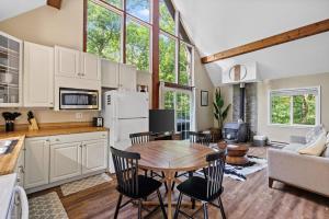 Loft style chalet w hot tub & fireplace