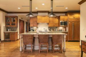 Great Bear Lodge 201 by East West Hospitality