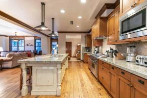 Great Bear Lodge 201 by East West Hospitality