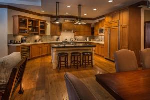 Great Bear Lodge 306 by East West Hospitality