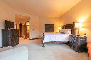 Great Bear Lodge 302 by East West Hospitality