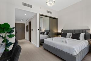 Studio Retreat with Canal and Burj Khalifa Views