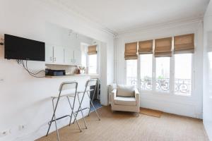 High standing Studio Paris 17