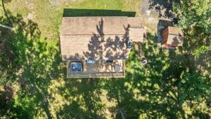 Cabin w hot tub, fire pit & deck