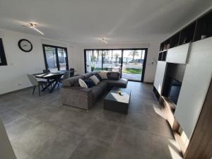 T3 NEUF AVEC TERRASSE ET JARDIN FACE a LA MER