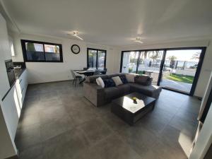 T3 NEUF AVEC TERRASSE ET JARDIN FACE a LA MER