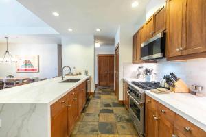 Iron Horse Lodge North 302 by East West Hospitality