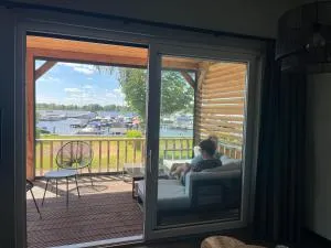 Camping Kleine Belterwijde, Wiede Lodge met uitzicht over het water - Sint Jansklooster