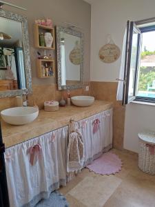 B&B / Chambres d'hotes Chez Brigitte Chambre d hotes avec cour privative,piscine, : photos des chambres