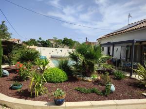 B&B / Chambres d'hotes Chez Brigitte Chambre d hotes avec cour privative,piscine, : photos des chambres