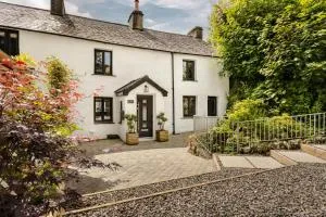 Coronation Family Cottage, Modernised 200-Year-Old Lake District Cottage with Private Hot Tub and Parking - High Newton
