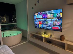 Suite con Jacuzzi, vista al mar y piscinas piso 13