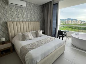 Suite con Jacuzzi, vista al mar y piscinas piso 13