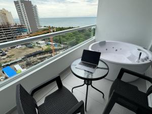 Suite con Jacuzzi, vista al mar y piscinas piso 13