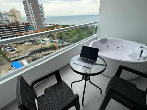 Suite con Jacuzzi, vista al mar y piscinas piso 13