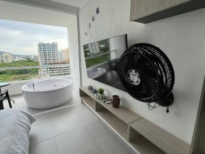 Suite con Jacuzzi, vista al mar y piscinas piso 13