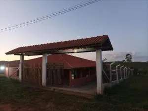 Chácara com Piscina e Lareira para Alugar em Munhoz MG - 坎布伊