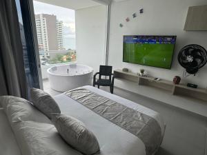 Suite con Jacuzzi, vista al mar y piscinas piso 13