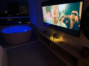 Suite con Jacuzzi, vista al mar y piscinas piso 13