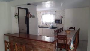 Casa Marron com vista para o mar 2, com mesa de Sinuca - 2 Km Centro