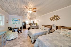 Ocean Isle Beach Studio with Patio - 1 Mi to Pier!