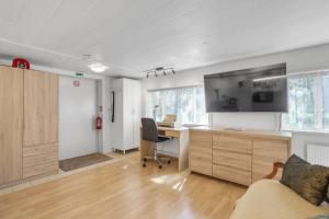 Lara Studio in Laugardalur valley, Reykjavík Central Park and Botanical Garden, Private entrance, FREE Private Parking on side