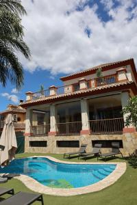 Precioso Chalet - Piscina- Garaje privado- Jardín