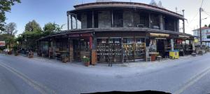 To Hani Tou Kokkini, Pelion