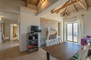 IRIS, Luxury Stone Villa in Stoupa with Private Infinity Pool, BBQ and Amazing Sea View