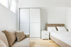 Cute semi-basement studio near Panormou metro