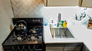 Corner Suite Overlooking Fox, Walkable, Park FREE